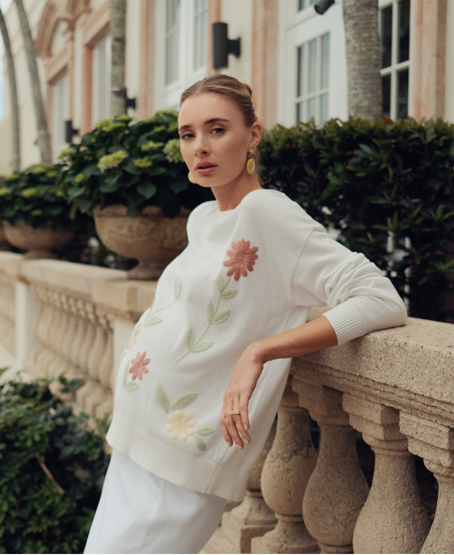Sweater w Embroidered Flowers